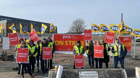 Flags and placards on the Newhaven Border Force picket line